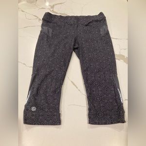 NWOT women athleta black Asphalt Starfruit Print Bare To Run yoga capri pant s